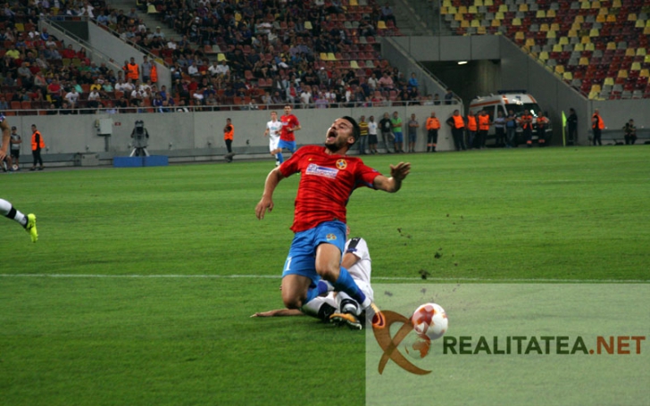 Momentul-cheie din Steaua-Plzen. Budescu obtine penalty-ul din care s-a deschis scorul. Foto: Cristian Otopeanu