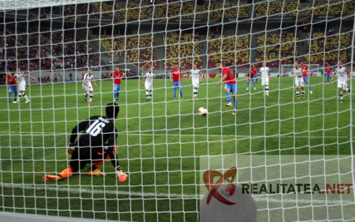 Momentul-cheie din Steaua-Plzen. Budescu obtine penalty-ul din care s-a deschis scorul. Foto: Cristian Otopeanu