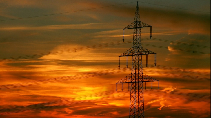 Rețelele de distribuție de electricitate, afectate de furtuni. Mai multe localități, fără curent 