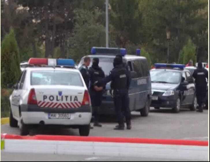 19 rețineri după bătaia cu bâte și topoare din fața Poliției din Bascov