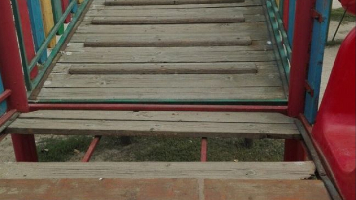 Un copil de 4 ani a căzut printre scândurile unui tobogan, la un loc de joacă din Constanţa