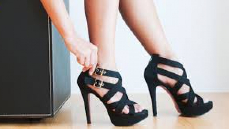Motivul pentru care o ţară interzice companiilor să solicite femeilor purtarea pantofilor cu toc