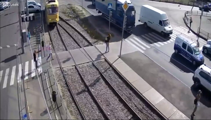 VIDEO ȘOCANT! Tânără lovită în plin de un tramvai