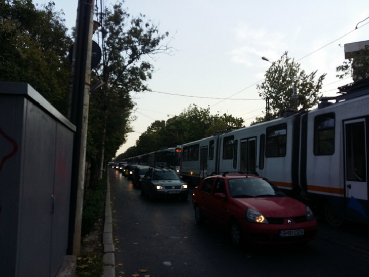 CIRCULAŢIA pe linia tramvaiului 41, din Capitală, BLOCATĂ. Sute de călători, în staţii! / Foto: realitatea.net