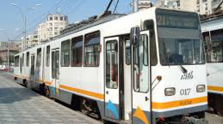 Un bărbat a fost prins sub tramvai în Capitală