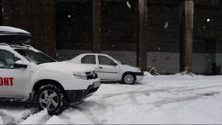 FOTO. Ninge în Munţii Făgăraş. Stratul de zăpadă ajunge la 3 centimetri, iar drumarii au intervenit