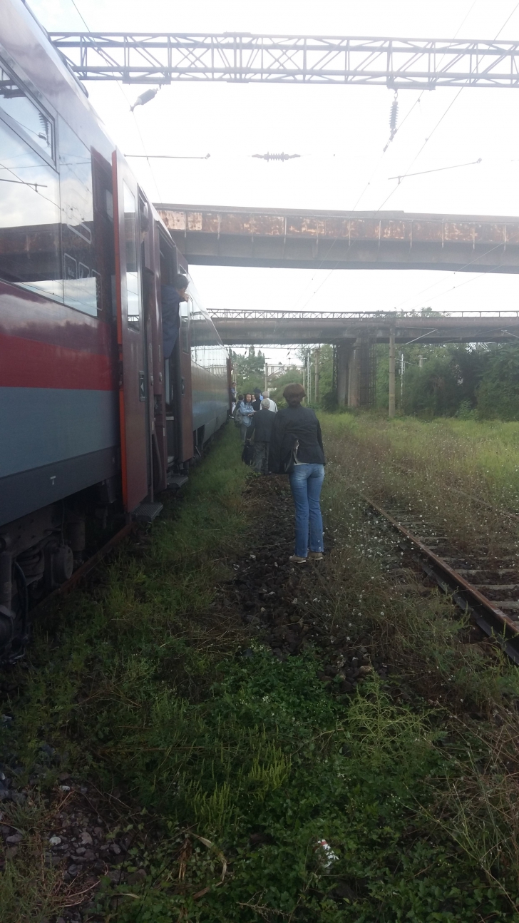 Imagini scandaloase! Pasageri nevoiți să meargă printre șine, după ce locomotiva s-a defectat