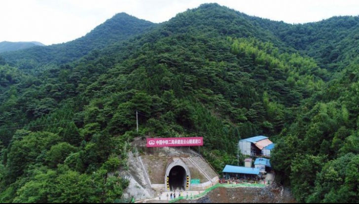 O nouă nebunie inginerească în China! Tunel rutier la 4000 de metri altitudine (VIDEO)