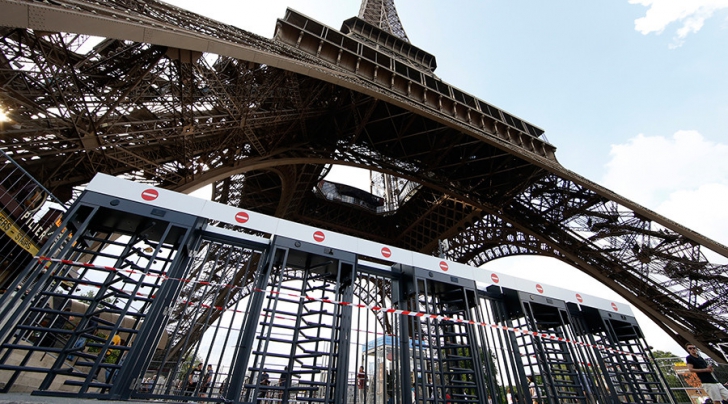 Turnul Eiffel și-a pierdut libertatea. Măsură fără precedent demarată la celebrul obiectiv turistic