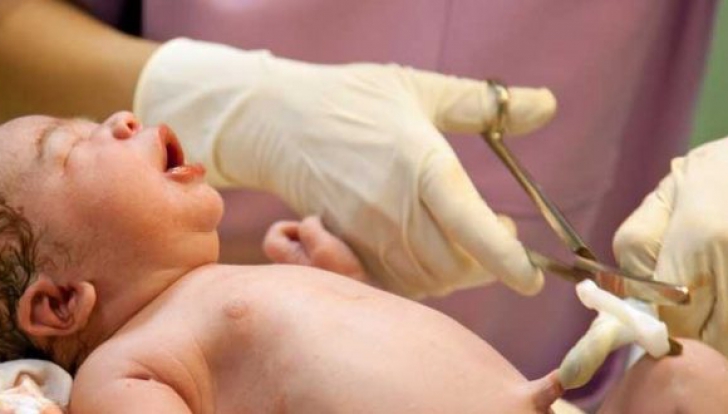 O familie de români a refuzat tăierea cordonului ombilical al nou-născutului. Motivul HALUCINANT 