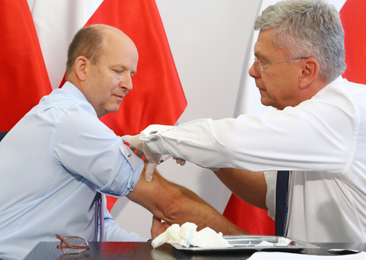 Doi oficiali polonezi s-au vaccinat reciproc în Senat