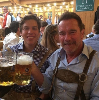 Ce bine seamănă cu tatăl lui tânărul de 20 ani pe care Arnold Schwarzenegger îl are cu o menajeră