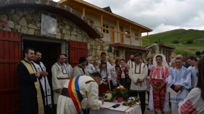 Primul botez în satul din România, unde oamenii trăiesc ca DACII. Copilul, numit Decebal 