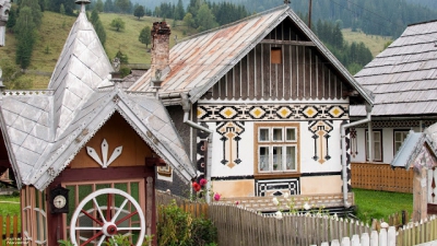 VIDEO. O comună din România, în top 10 al celor mai colorate destinaţii turistice din Europa