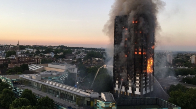 Imaginea care a îngrozit toată Londra. Ce a apărut la geamurile blocului care a ars acum 3 luni