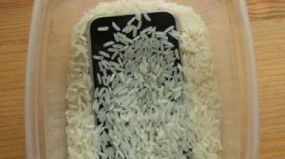 Ce se întâmplă dacă îţi pui telefonul într-o pungă cu orez