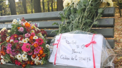 Acest bărbat vinde flori în Parcul Copou, în Iaşi. Pe pancartă a scris mesajul care aduce zâmbete