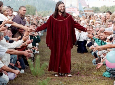 Acest bărbat susține că este reîncarnarea lui Iisus pe Pământ! Este urmat de mii de oameni