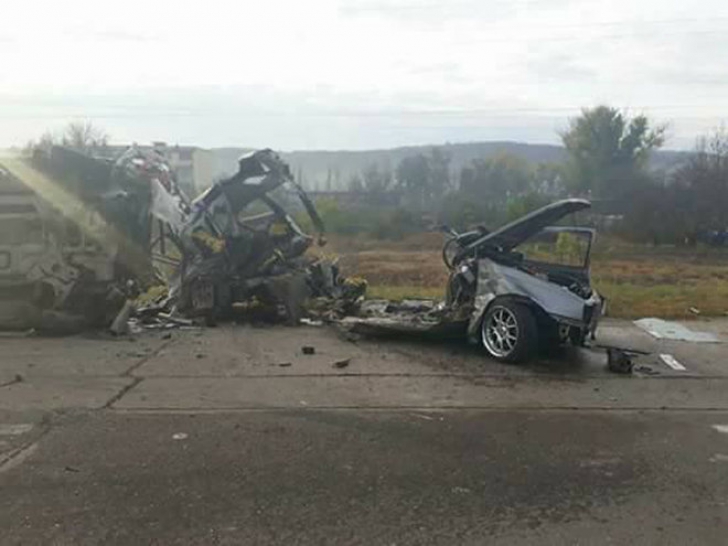 Un șofer a fost rupt în două într-un accident în Moldova. Imagini terifiante 