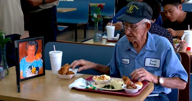 Bătrânelul mânca la restaurant cu o poză lângă el. Când au aflat cine era în foto, oamenii au plâns