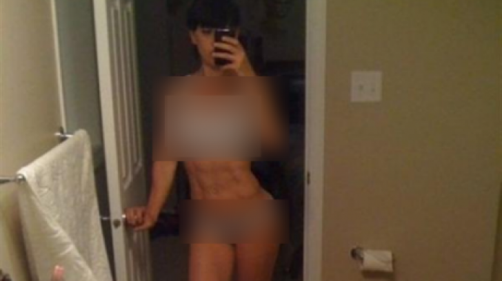O profesoară sexy şi-a făcut un selfie dezbrăcată. Au dat-o afară, dar nu pentru nud. Ce mai apare