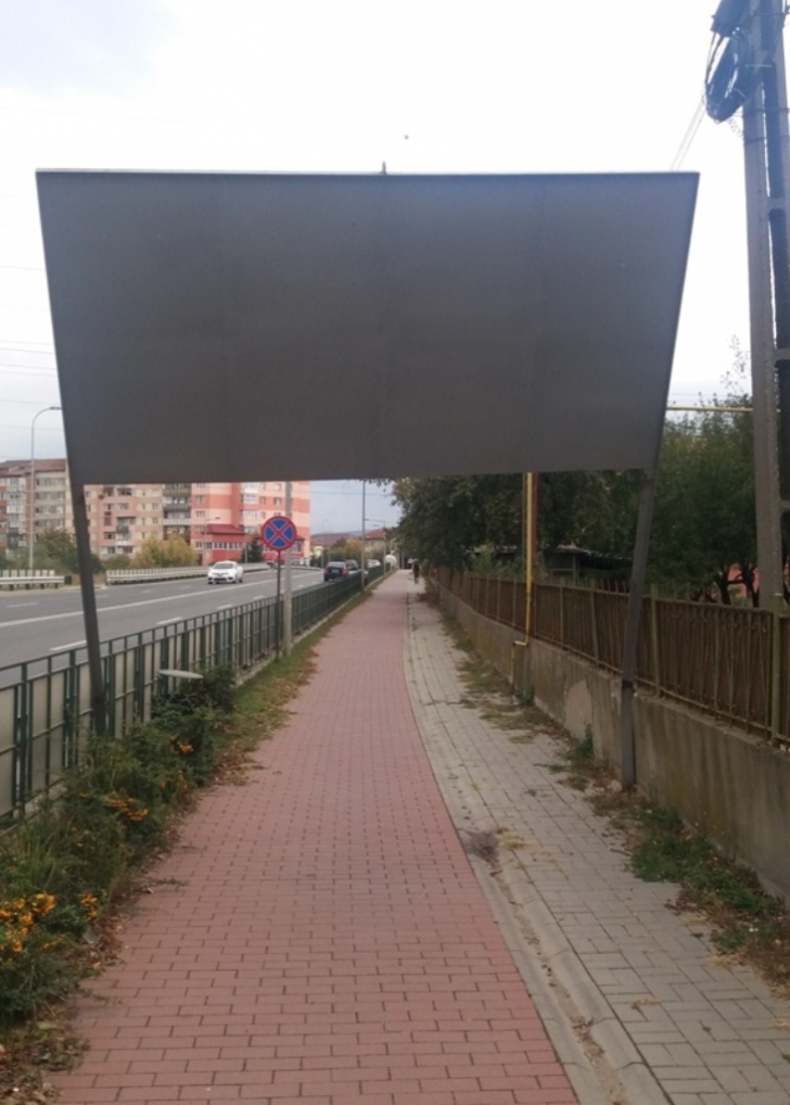 Pericol de moarte în Alba Iulia! Un panou publicitar, amenințare pentru pietoni