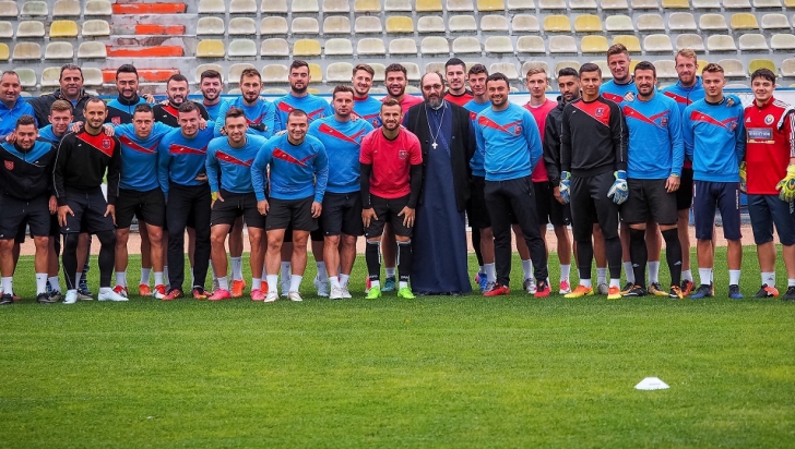 Un preot din România, împătimit al fotbalului. A fost portarul unei echipe şi ar juca şi acum 