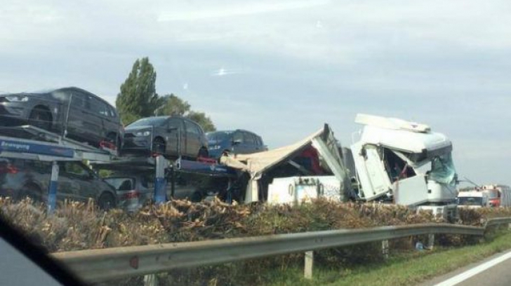 Impact violent pe Autostrada M5. Un şofer a murit pe loc. Trei autocamioane implicate