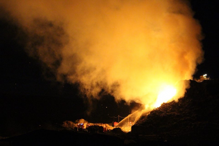 Incendiu la rampa de gunoi din Cluj. Pompierii luptă cu focul de o jumătate de zi (VIDEO)