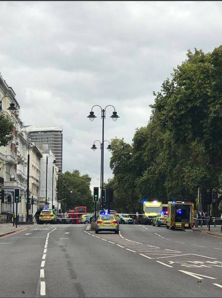 O maşină a intrat în mulţime la Londra. Mai mulți oameni au fost răniți