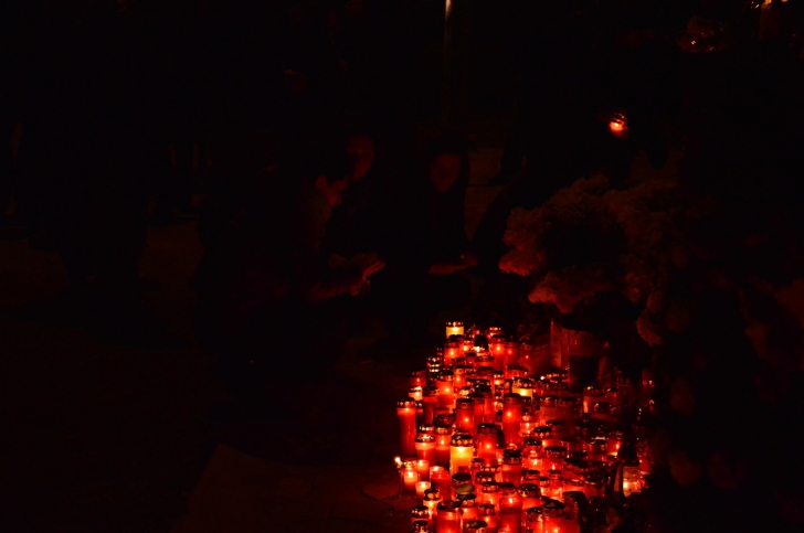 Comemorare #COLECTIV. Sute de oameni se roagă pentru victimele tragediei de acum doi ani