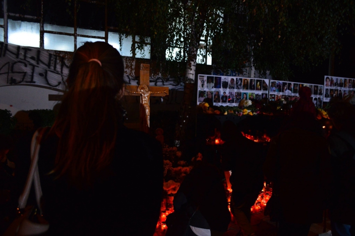 Comemorare #COLECTIV. Sute de oameni se roagă pentru victimele tragediei de acum doi ani