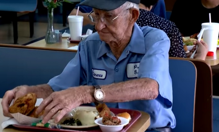 Bătrânelul mânca la restaurant cu o poză lângă el. Când au aflat cine era în foto, oamenii au plâns