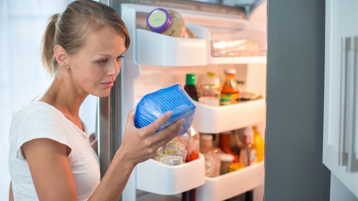 Ai găsit în frigiderul tău alimente expirate? Iată pe care le poţi consuma şi în ce condiţii