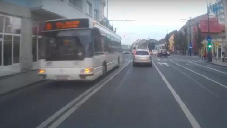 VIDEO. Imagini cutremurătoare cu un biciclist lovit în plin de o maşină