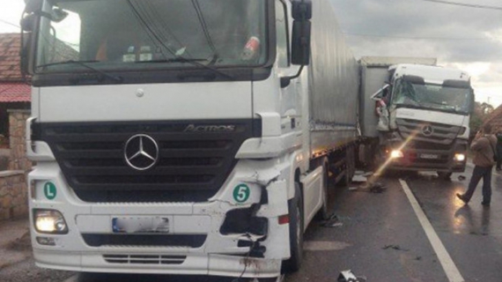 Grav accident în Prahova! Trafic restricționat, după ce doua TIR-uri s-au ciocnit