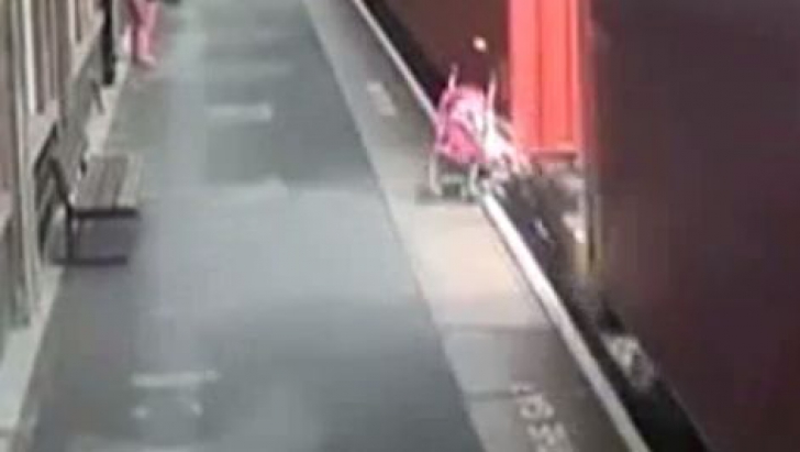 Imagini crunte! Un cărucior de bebeluș este prins sub roțile trenului 