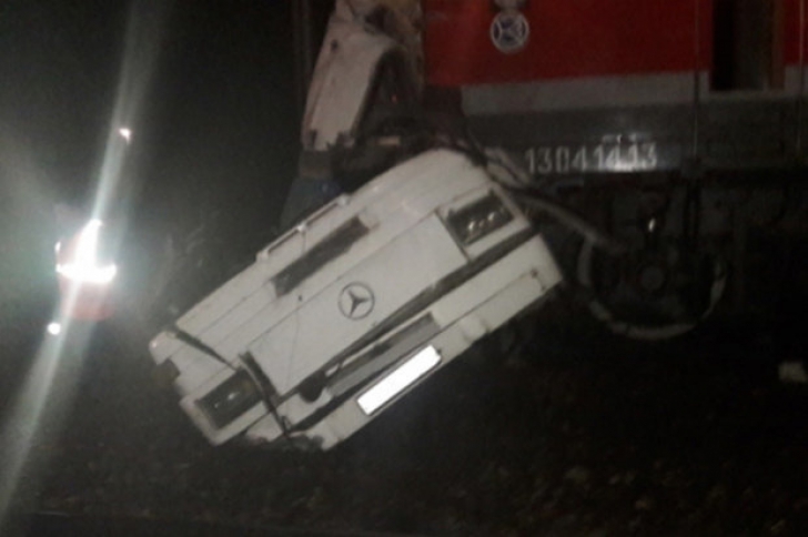 Rusia: Cel puțin 21 de morți după ce un tren a spulberat un autobuz. Trei copii printre victime