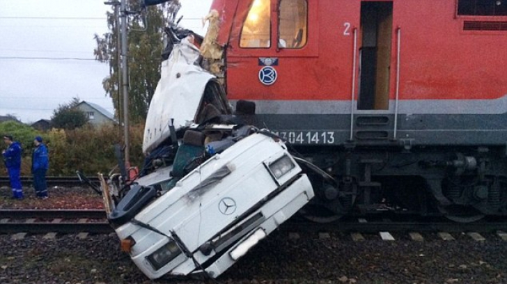 Rusia: Cel puțin 21 de morți după ce un tren a spulberat un autobuz. Trei copii printre victime