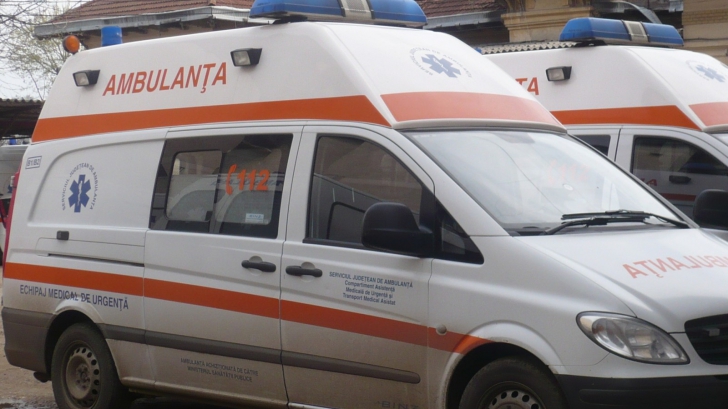 Doi copii răniți grav după ce mama lor a intrat cu mașina într-o ambulanță