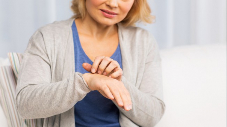 artrita reumatoida amorteste mainile