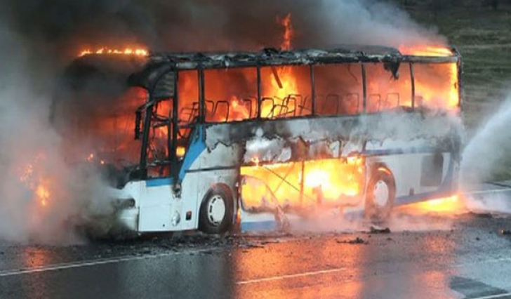 Panică pe autostrada Gilău-Câmpia Turzii: un autocar cu zeci de copii a luat foc