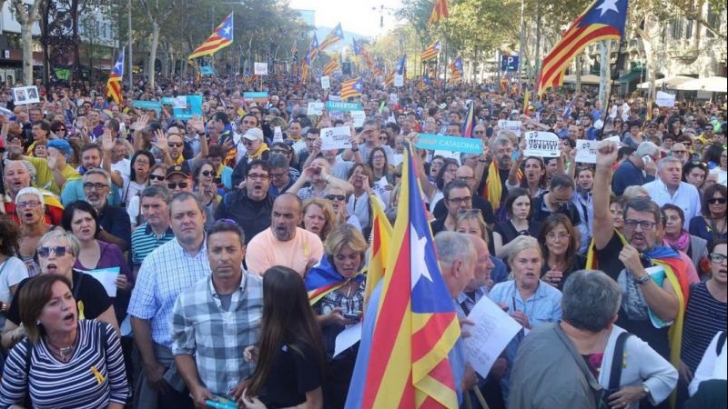 Proteste AMPLE la Barcelona - Madridul suspendă independenţa Cataloniei. Puigdemont: Nu acceptăm!