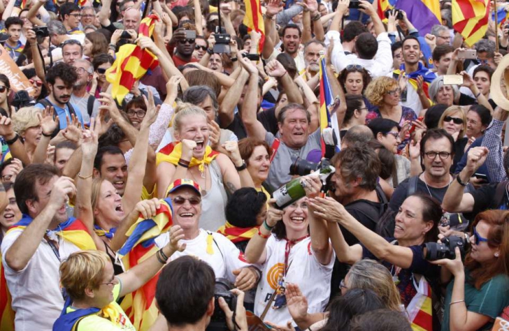 Madridul a dizolvat Guvernul și Parlamentul Cataloniei după declararea independenței