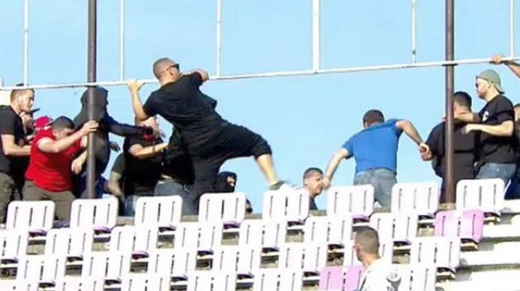 BĂTAIE crâncenă în derby-ul Banatului: fanii s-au încăierat!