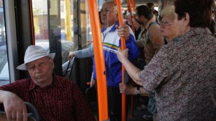 Motivul surprinzător pentru care NU ar trebui să oferi bătrânilor locul tău în autobuz