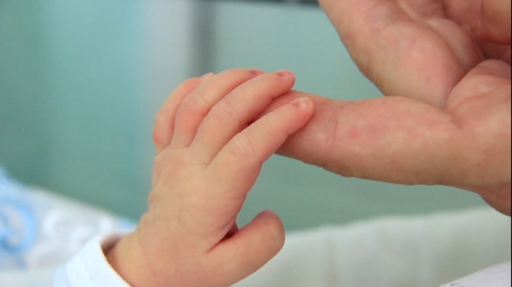 Imaginea cu mânuţa unui nou născut care a şocat internetul. Ce se întâmplă, de fapt