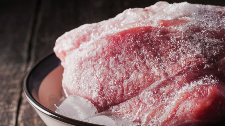 Cum decongelezi carnea în cinci minute. Este cel mai mare secret al bucătarilor