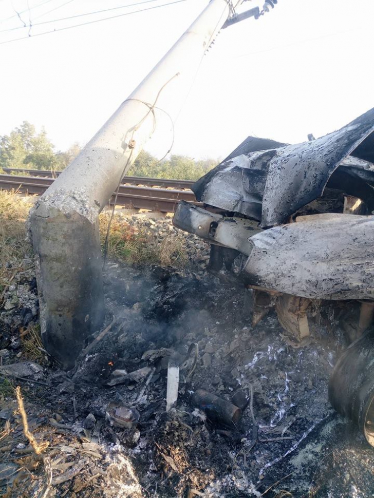 Mașină în flăcări pe calea ferată! Traficul rutier și cel feroviar, oprite în județul Bacău