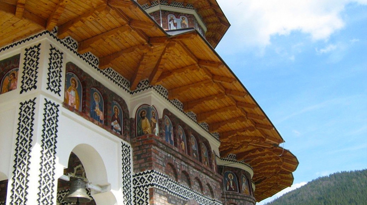O comună din România, declarată muzeu în aer liber, este în top 10 Europa. Turiștii sunt fascinați 